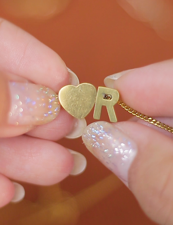 COLLAR PERSONALIZADO💖: INICIAL + CORAZÓN + PULSERA✨ + RAMO DE FLORES 🌸