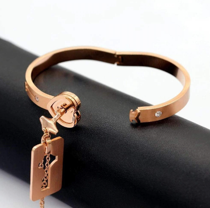 Brazalete de Corazón 💖 + Collar con Llave 🔑 - Amor eterno 🔐 + RAMO DE FLORES🌸