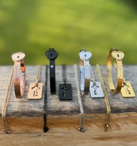 Brazalete de Corazón 💖 + Collar con Llave 🔑 - Amor eterno 🔐 + RAMO DE FLORES🌸